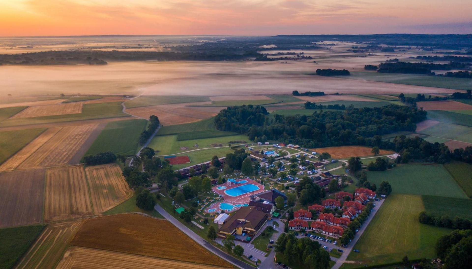 Готель Terme Banovci - Mobilne Hiske Med Brajdami Екстер'єр фото