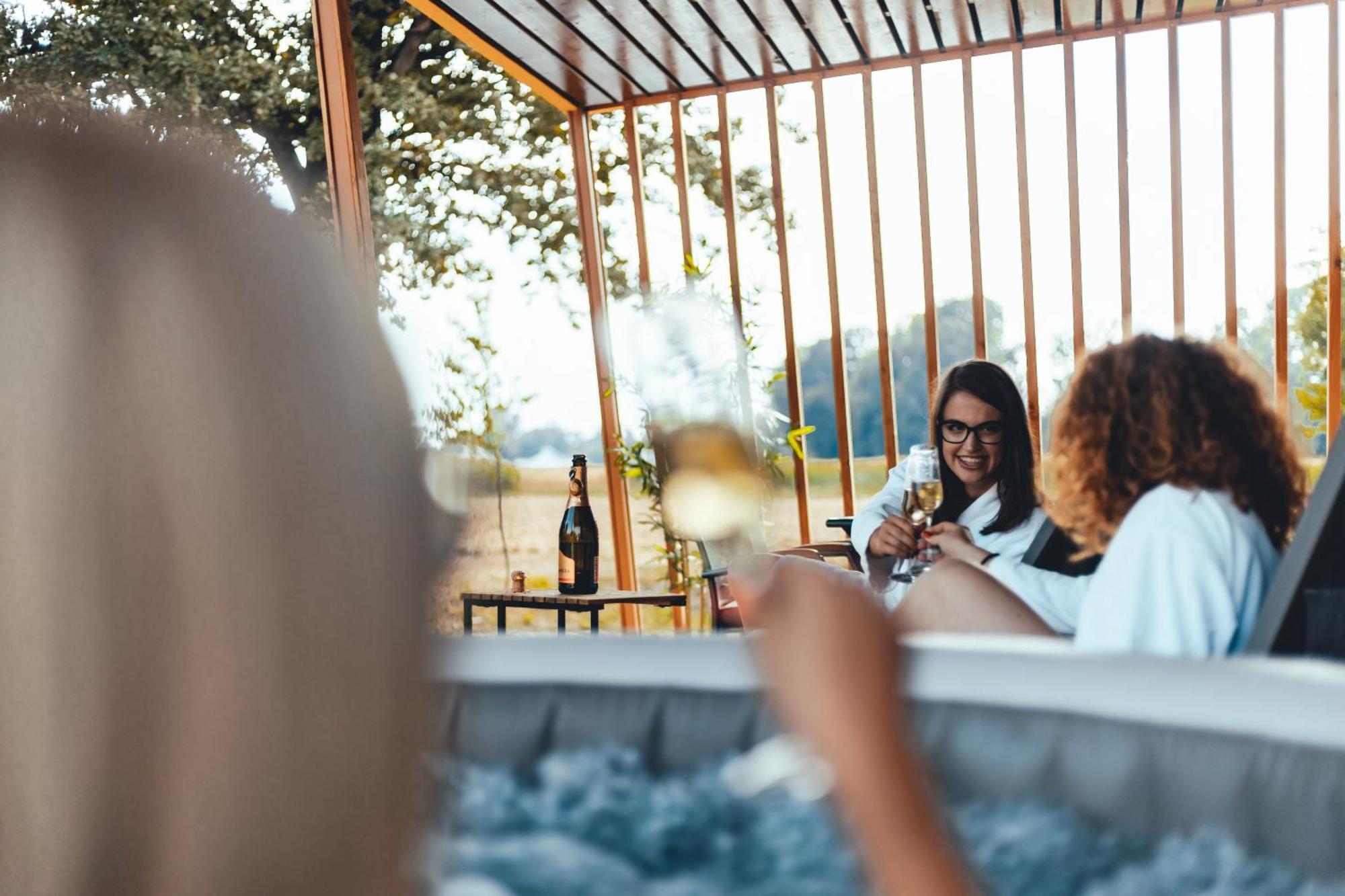 Готель Terme Banovci - Mobilne Hiske Med Brajdami Екстер'єр фото